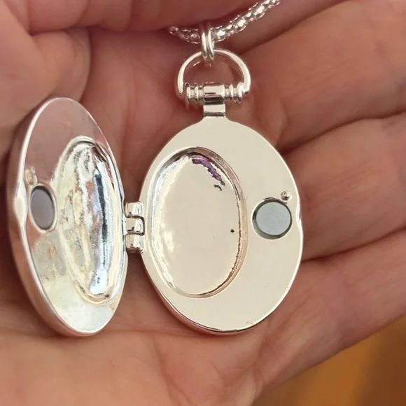 Avon 2017 Silver Oval Photo Locket Rhinestone Flower NIB Rope Chain Keepsake - Picture 8 of 11